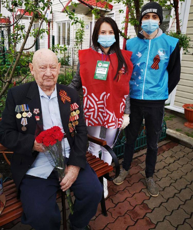 Волонтёры-медики НИУ «БелГУ» поздравляют ветеранов с Днём Победы