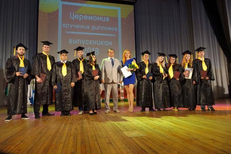 Выпускники ИИТиЕН получили дипломы