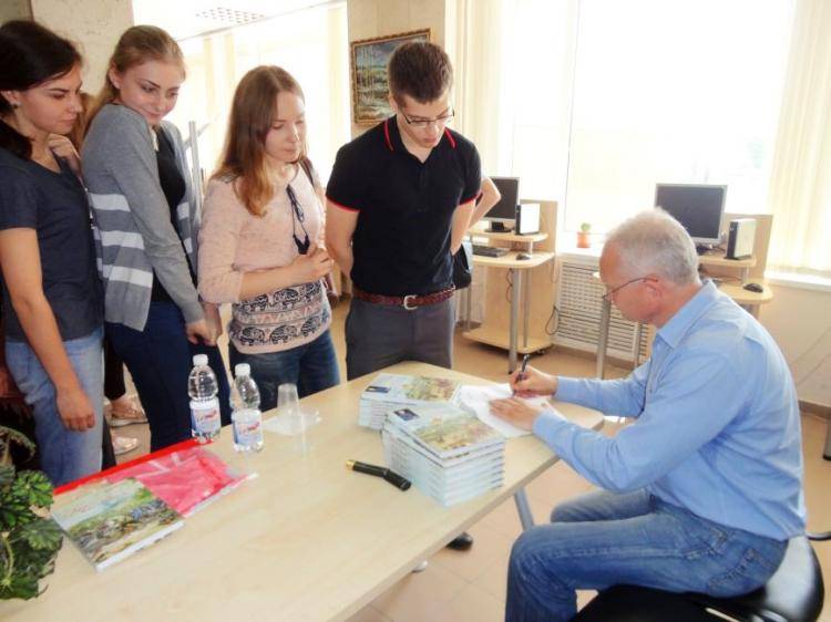 В библиотеке НИУ «БелГУ» состоялась презентация книги белгородского писателя