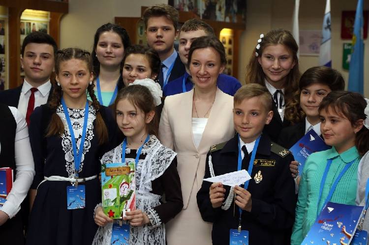 Уполномоченный по правам ребёнка Анна Кузнецова встретилась с дипломантами фестиваля детских эссе