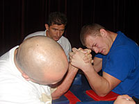 Борис Бочаров (справа) одерживает победу в напряженной борьбе