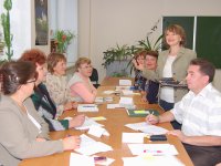 Представитель одной из белгородских фирм дает слушателям рекомендации по созданию современного имиджа педагога