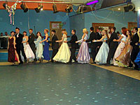 Преподаватели и студенты танцуют летку-енку