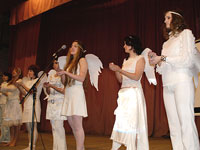  Команда филологического факультета приветствовала публику в облике ангелов 