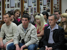 Студенты с большим вниманием слушают о доблести русских солдат