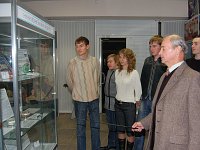 Студенты внимательно осматривают стенд «Нанотехнологии», заинтересовавший Президента России В.В. Путина, недавно посетившего наш музей
