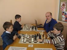 Гроссмейстер Сергей Калугин занимается с самыми юными участниками сессии
