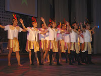 Вьетнамские студенты исполняют танец «Дракон»