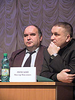 Профессор В.В. Овчинников (слева) и В.П. Римский — зав.кафедрой культурологии и теологии БелГУ (справа)