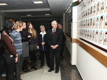 П.Г. Коняев проводит экскурсию у стенда «Они сражались за Родину»