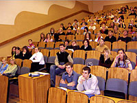 Студенты первого курса кафедры «менеджмент организации» слушают воспоминания П.П. Горленко
