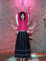 На сцене студентки из Китая со своим национальным танцем «Лилия»