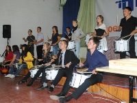 На семинаре студенты научились играть на самых разных барабанах