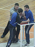 Решающий поединок. В борьбе левой рукой Ю. Долгарев (справа) уступит И. Голобородько