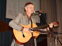 Солист клуба авторской песни Сергей Постолов представил на концерте три авторских песни