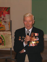 Собравшихся приветствует П.Г. Коняев, ветеран Великой Отечественной войны, председатель Совета ветеранов БелГУ