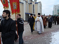 Отец Алексий, ректор БелГУ Л.Я. Дятченко и прихожане совершают Крестный ход