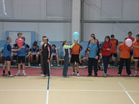 Участники должны преодолеть 15 метровую дистанцию с воздушным шаром. Выполнение задания конкурса осложняется тем, что спортсмены за спиной удерживают баскетбольный мяч