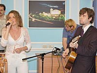 Прощальную песню выпускников факультета психологии 2006 года исполняют Чернов Максим и Сердюкова Татьяна
