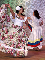 Валентина Контрерас и Элизабет Кастро Борелли с зажигательным танцем «Хороппо»