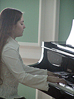 Третьекурсница социально-теологического факультета Савельева Марина виртуозно исполняет фортепьянную пьесу