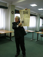 Анатолий Михайлович продемонстрировал ребятам старые газеты – документальные свидетельства о подвигах героев Великой Отечественной войны