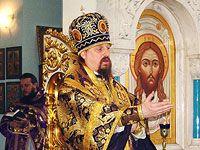 Высокопреосвященный Иоанн, Архиепископ Белгородский и Старооскольский читает молитву перед Святым Причащением
