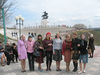 Филфаковцы на фоне памятника князю Святославу