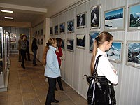 Студенты БелГУ - посетители фотовыставки