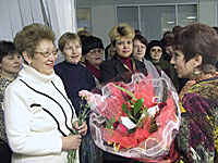 Клара Уразбаевна Умарова принимает поздравления от сотрудников университета