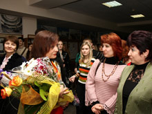 Автор выставки принимает поздравления от гостей