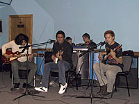 Друзья из Латинской Америки (среди них (в центре) – Селим Аламо, студент-журналист, 2-й курс) исполнили для первокурсников несколько лирических песен