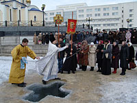 Отец Алексий окропляет православных христиан святой водой