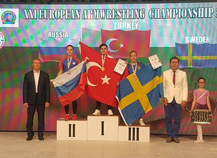 Магистрантка НИУ «БелГУ» завоевала два серебра на чемпионате Европы по армрестлингу