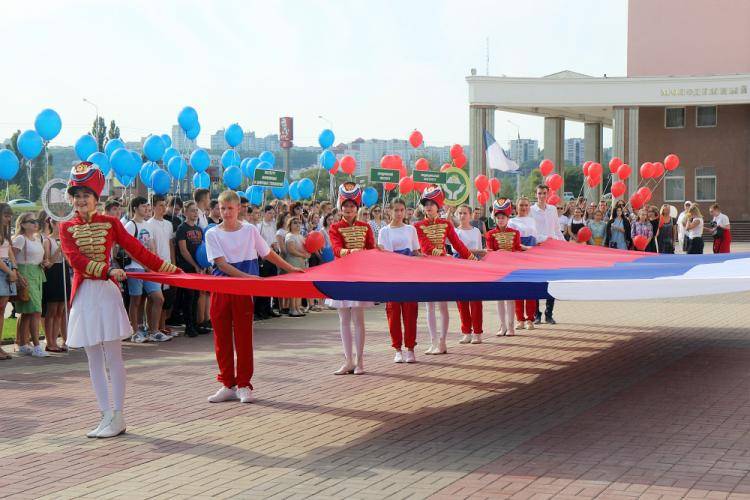 В НИУ «БелГУ» состоялась торжественная линейка, посвящённая Дню Государственного флага Российской Федерации