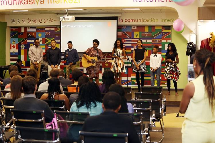 Students from Angola, Brazil and India organized a charity event