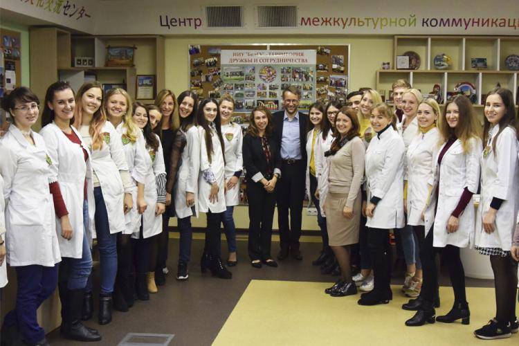 Pharmaceutical Professionals Teach Students