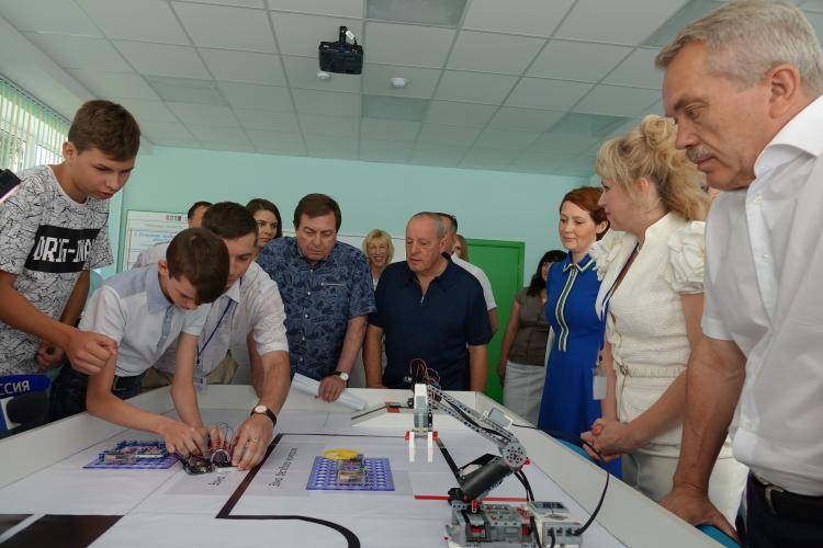 Воспитанники Инжиниринговой школы НИУ «БелГУ» порадовали губернатора своими талантами