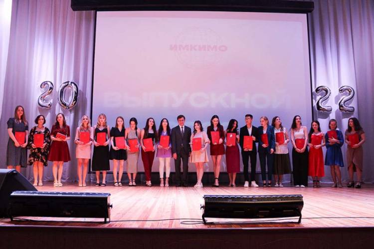 83 students of BelSU Institute of Intercultural Communication and International Relations graduate with honours