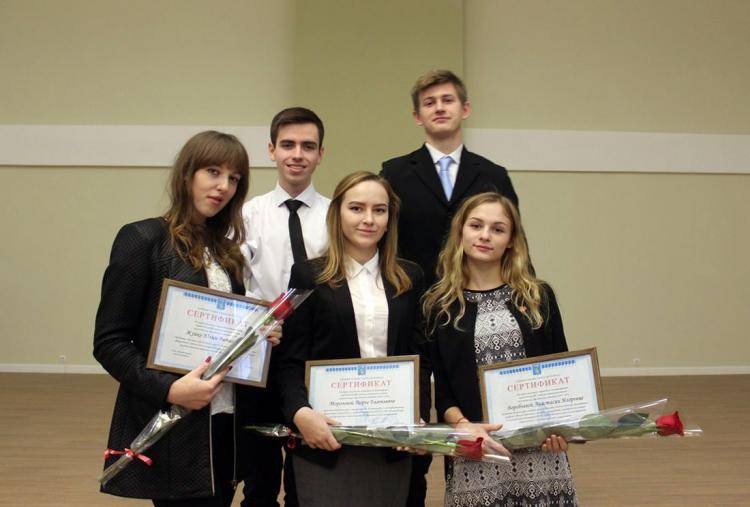 Мэр Белгорода вручил сертификаты на получение именной стипендии студентам НИУ «БелГУ»