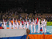 Российские волейболистки завоевали на Олимпиаде-2004 серебряную медаль (третья слева – Александра Коруковец, «Университет»)