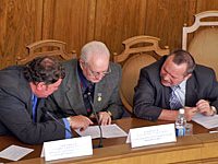 За овальным столом конференц-зала БелГУ (слева направо): С.П. Тимофеев, Д.М. Забродин, В.П. Бабинцев