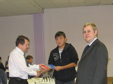 Директор турнира Александр  Иванов вручает памятный подарок с символикой БелГУ участнику турнира