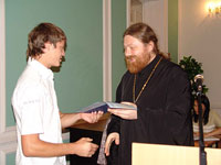 Проректор Белгородской духовной семинарии отец Алексей вручает дипломы