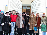 Студенты БелГУ собрались перед входом в храм университета, ожидая начала молебна