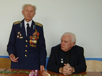 Своими воспоминаниями о войне делятся В.Е. Разумов и М.Е. Жданов