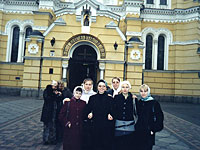 Наши студенты у входа в одну из киевских церквей