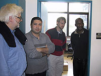 Доктор Клаус Бенкост (слева) и команда программистов Центра мультимедиа