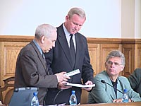 Вручение памятных подарков: вице-президент МАРСа, Ю.Г. Липец и проректор по учебной работе В.Н. Ткачев