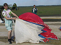 Алексей Веселов укладывает парашют перед прыжком